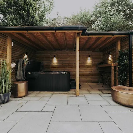 아파트 Clifton 32 Garden Flat With Hot Tub 브리스틀